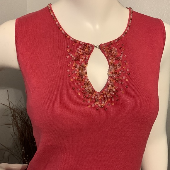 Beautiful blouse with very nice details at the front - Picture 2 of 3